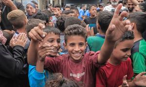 Niños de Gaza celebran el anuncio de alto el fuego.