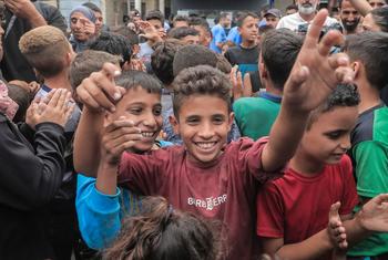 Niños de Gaza celebran el anuncio de alto el fuego.