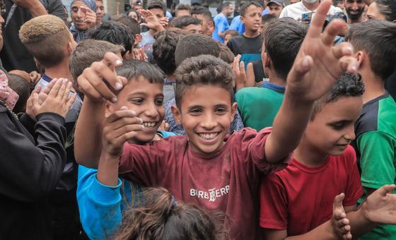 Niños de Gaza celebran el anuncio de alto el fuego.