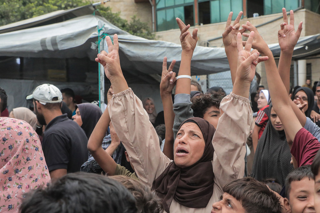 Une femme célèbre le cessez-le-feu à Gaza.