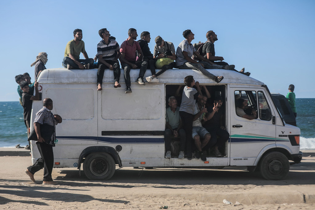 Des Palestiniens déplacés voyagent le long de la route côtière pour retourner au nord de Gaza.
