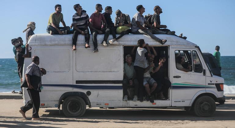 نازحون فلسطينيون يسافرون على طول الطريق الساحلي عائدين إلى شمال غزة. نازحون فلسطينيون يسافرون على طول الطريق الساحلي عائدين إلى شمال غزة.