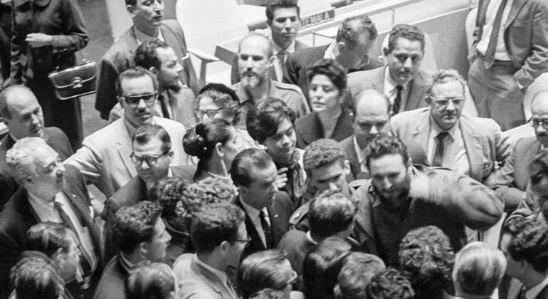 1960 में यूएन महासभागार में, क्यूबा के प्रधानमंत्री फ़िदेल कास्त्रो, अपने सहयोगियों और शुभचिन्तकों से घिरे हुए (फ़ाइल चित्र).