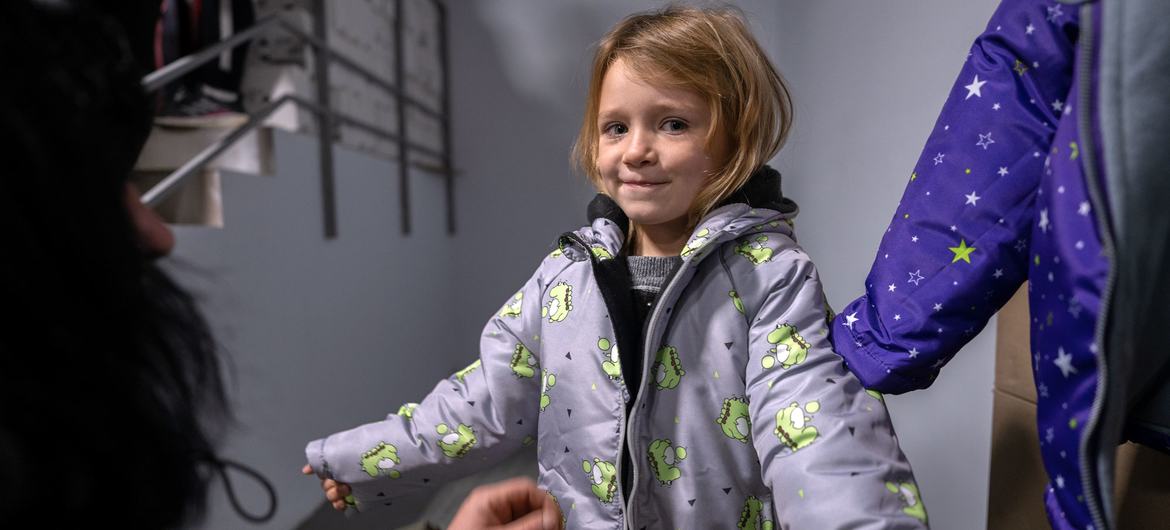 Une fillette de 4 ans à Izium, en Ukraine, essaie une veste fournie par l'UNICEF et ses partenaires. Une fillette de 4 ans à Izium, en Ukraine, essaie une veste fournie par l'UNICEF et ses partenaires.