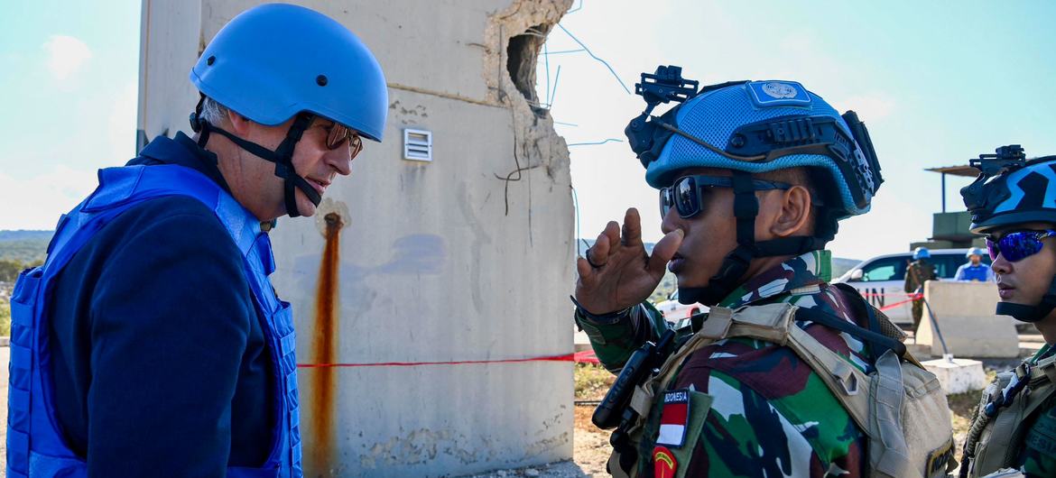 جان بيير لاكروا، مرتدياً خوذة وسترة زرقاء تابعة UNIFIL ، يتحدث مع قوات حفظ السلام في موقع ميداني في لبنان.