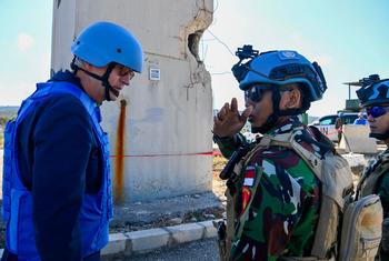 جان بيير لاكروا، مرتدياً خوذة وسترة زرقاء تابعة UNIFIL ، يتحدث مع قوات حفظ السلام في موقع ميداني في لبنان.