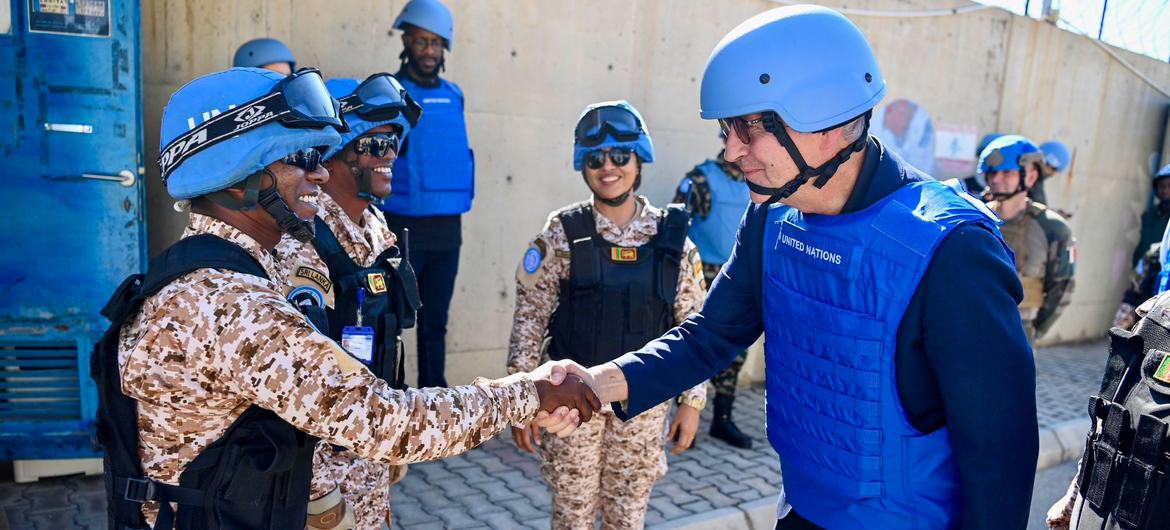 联合国和平行动负责人拉克鲁瓦(右)在黎巴嫩南部问候一名维和人员。