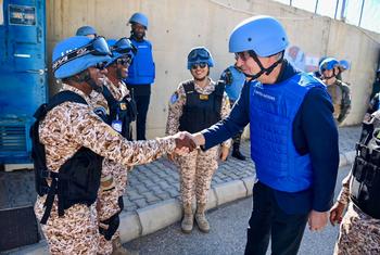 联合国和平行动负责人拉克鲁瓦（右）在黎巴嫩南部看望联黎部队维和人员。