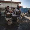 توزيع الوجبات الساخنة على الأشخاص الذين فروا من منازلهم في غزة.