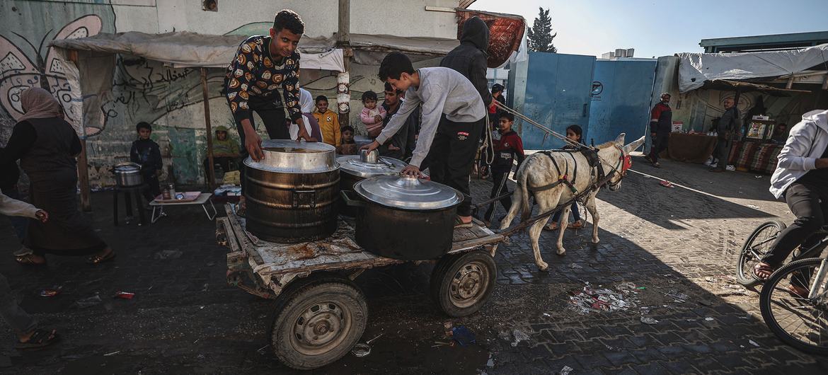 Se distribuyen comidas calientes a las personas que han huido de sus hogares en Gaza.