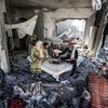 Una familia cocina entre los escombros de su casa en la Franja de Gaza.