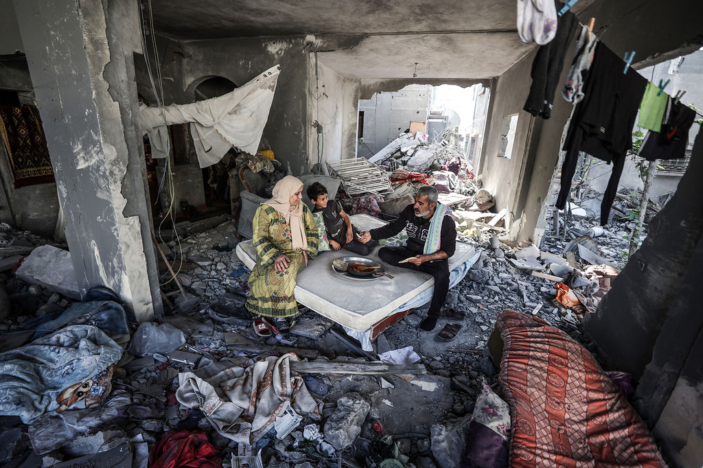 Une famille cuisine dans les décombres de sa maison dans la bande de Gaza.