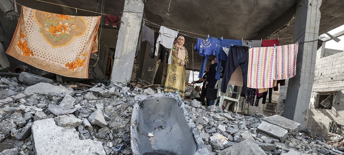 Une famille vivant dans les ruines de sa maison à Gaza.