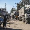 شاحنات تحمل مساعدات إنسانية من معبر رفح إلى قطاع غزة.