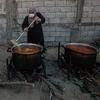 La ONU apoya el suministro de comidas calientes a las personas desplazadas por el conflicto en Gaza.