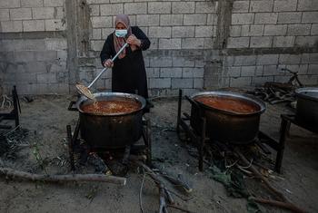 La ONU apoya el suministro de comidas calientes a las personas desplazadas por el conflicto en Gaza.