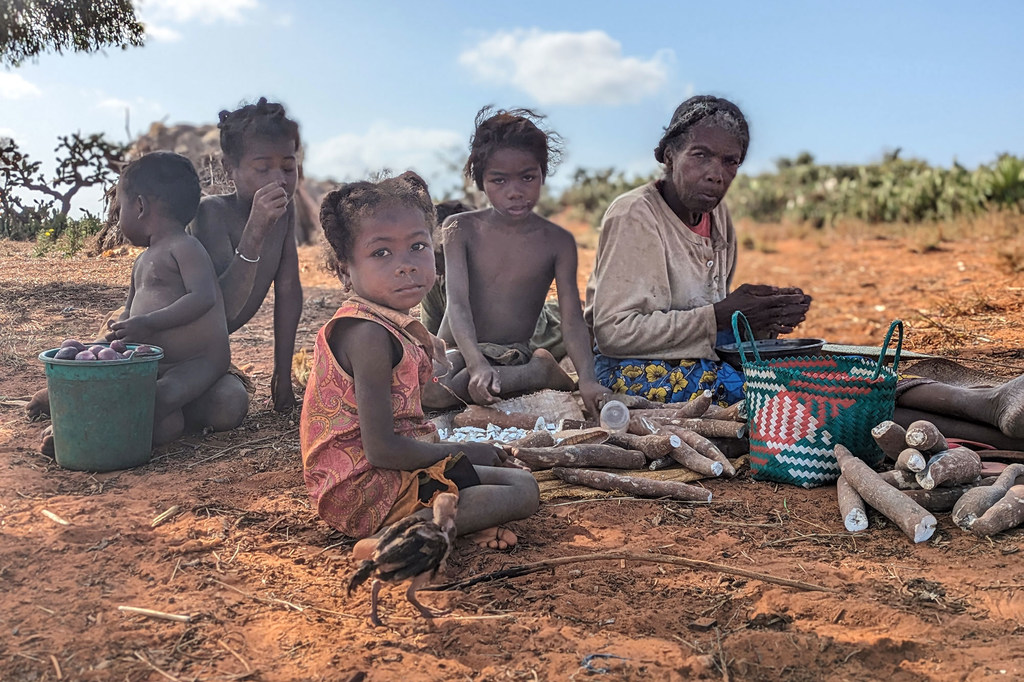 جدة وأحفادها يعدون الطعام في مدغشقر.