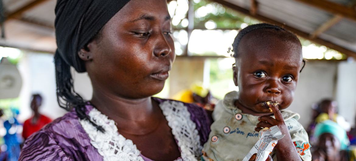 Un niño desnutrido en la República Centroafricana toma un suplemento nutricional.
