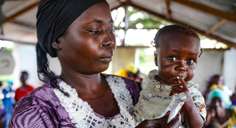 Un enfant souffrant de malnutrition en République centrafricaine se nourrit d'un complément nutritionnel.