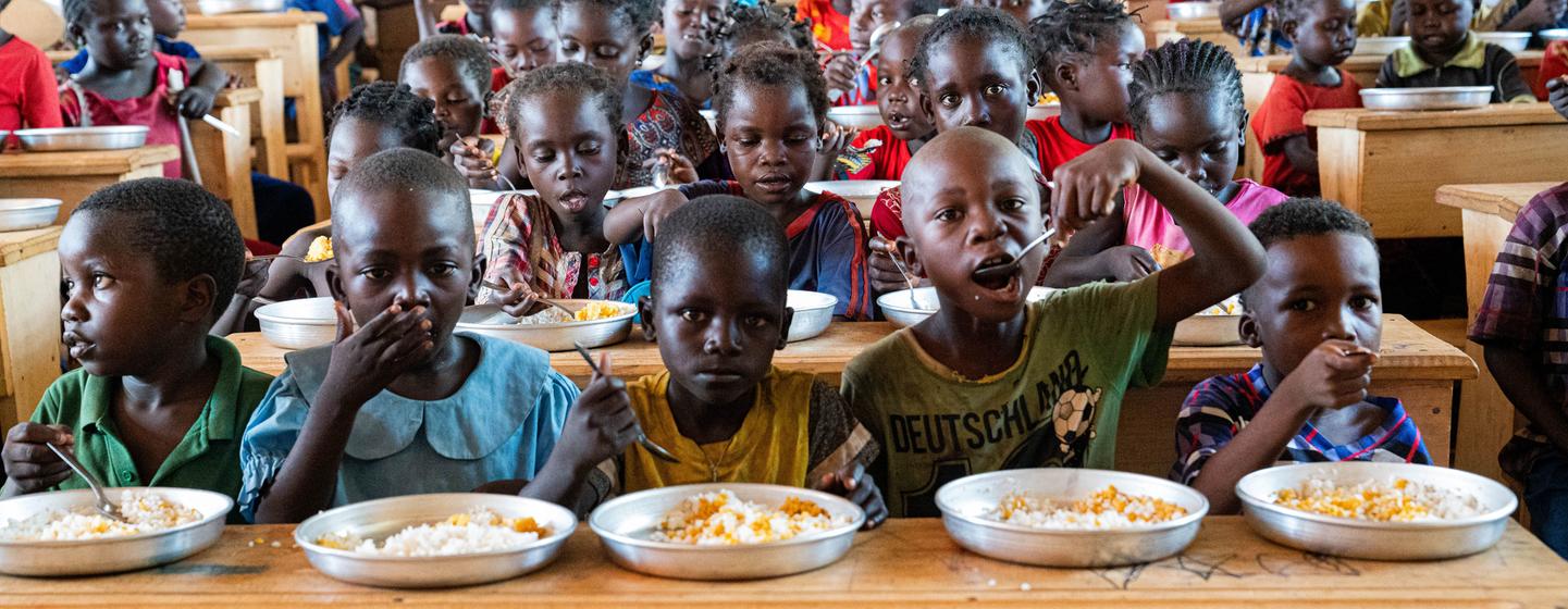 Les élèves de l'école publique Betokomia 1 à Paoua, en République centrafricaine, prennent des repas fournis dans le cadre d'un projet d'assistance alimentaire du PAM .