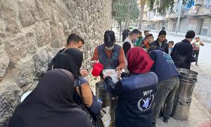 Hot meals are distributed by a WFP team in Aleppo, Syria.