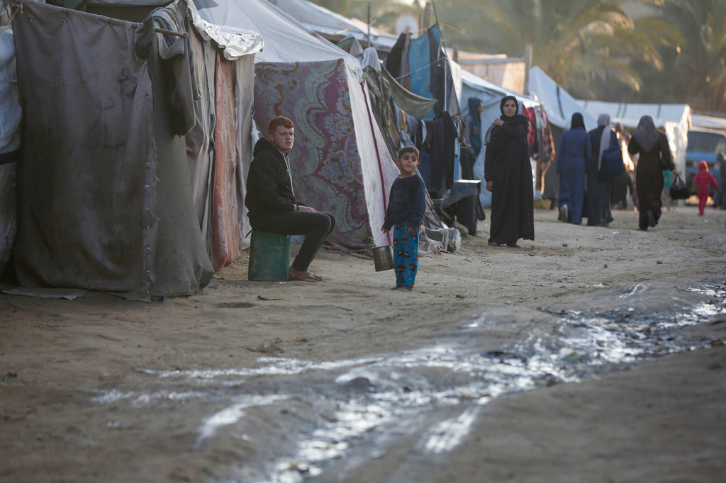 Muchos habitantes de Gaza viven en refugios provisionales tras la destrucción de sus hogares.