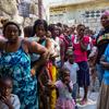 Des enfants sont emmenés par leurs mères pour un dépistage nutritionnel dans le quartier Delmas, à Port-au-Prince, en Haïti.