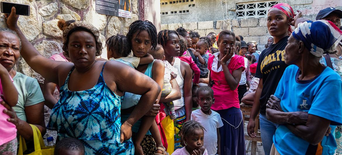 Crianças são levadas pelas mães para exames nutricionais no bairro Delams, em Porto Príncipe