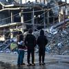 أطفال في غزة يقفون أمام منزل مدمر بفعل قصف بمدينة رفح، جنوب القطاع.
