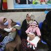 Mujeres palestinas y sus bebés esperan en una clínica en Gaza.