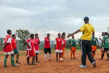 Une équipe de filles lors du tournoi Play2Remember au centre coopératif Togetherness à Kigali, au Rwanda.