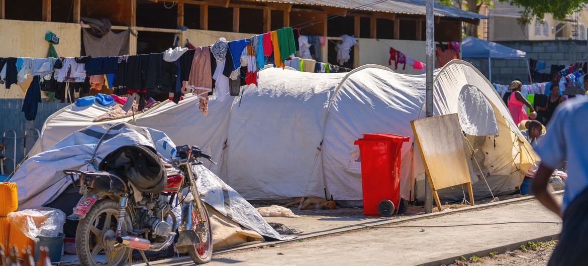 Многие жители столицы Гаити покинули свои дома и живут в палатках.