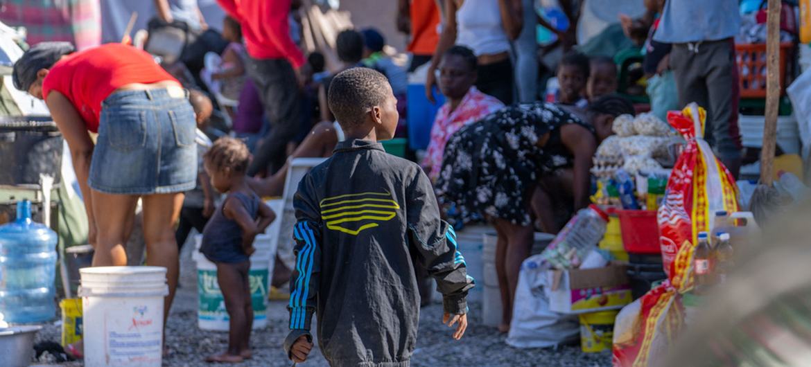 Personas que huyeron de sus hogares a causa de la violencia viven ahora en una escuela acogida en un colegio de Puerto Príncipe.