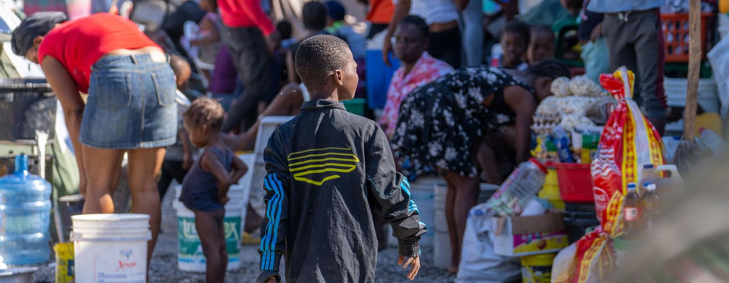 Un groupe de personnes déplacées hébergées dans une école du centre de Port-au-Prince, sur le site Jean-Marie Vincent.