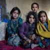 ہمت آباد، فراہ، افغانستان میں خشک سالی اور غذائی عدم تحفظ سے متاثرہ ایک خاندان کے چار بچے، اپنے ایک کمرے کے گھر میں سرخ قالین پر بیٹھے، WFP کھانے کے راشن کا انتظار کر رہے ہیں۔ بائیں سے دائیں: کھر بی بی، رضیہ، زکیرہ، اور نسیم۔ وہ خشک سالی کی وجہ سے نقل مکانی پر مجبور خاندان کا حصہ ہیں۔