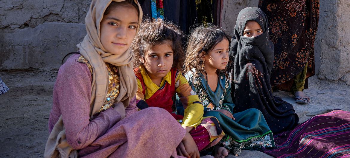 अफ़ग़ानिस्तान में तालेबान ने, लड़कियों और महिलाओं को शिक्षा प्राप्ति से रोकने के लिए, अनेक पाबन्दियाँ लगाई हैं.