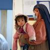 Une mère et sa fille dans une clinique nutritionnelle soutenue par l'ONU en Afghanistan.