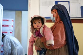 Une mère et sa fille dans une clinique nutritionnelle soutenue par l'ONU en Afghanistan.