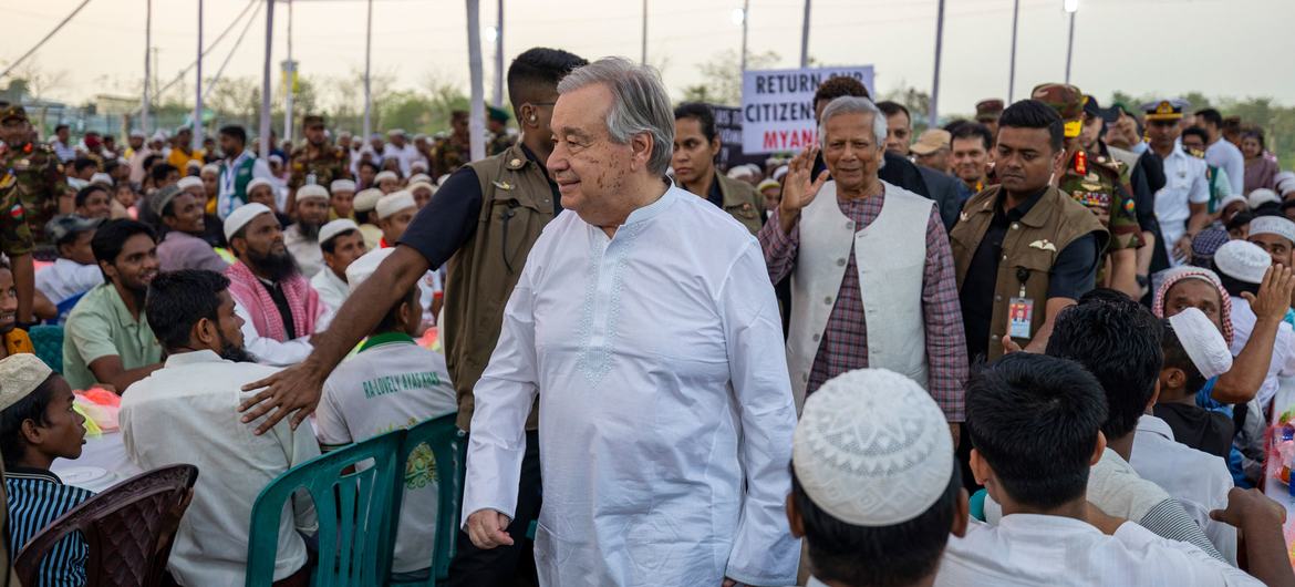 Katibu Mkuu wa UN António Guterres anajiunga na wakimbizi wa Rohingya huko Cox's Bazar, Bangladesh, kwa Iftar.