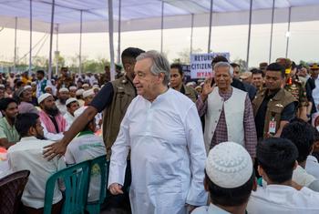 यूएन महासचिव एंतोनियो गुटेरेश ने बांंग्लादेश के कॉक्सेस बाज़ार में रोहिंज्या शरणार्थियों के साथ मिलकर इफ़्तार किया.
