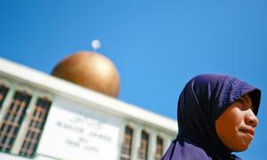 Una mujer musulmana frente a la mezquita An-Nur de Dili, la mayor de Timor Oriental.