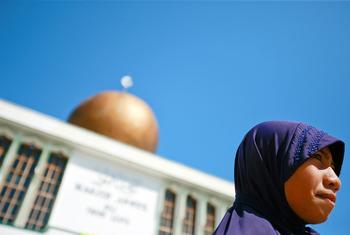 Una mujer musulmana frente a la mezquita An-Nur de Dili, la mayor de Timor Oriental. Una mujer musulmana frente a la mezquita An-Nur de Dili, la mayor de Timor Oriental.