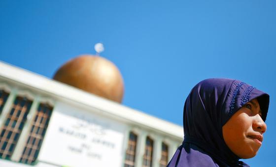 一名穆斯林妇女站在东帝汶最大的清真寺之前。