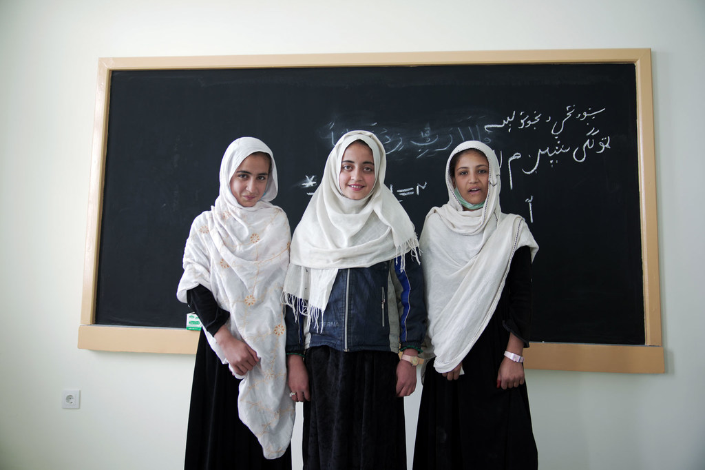 Unas niñas estudian en una escuela del distrito de Nazyan, en Nangarhar (Afganistán). 