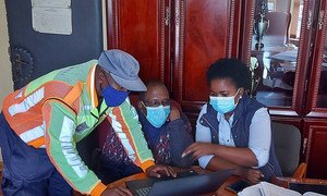 Au Lesotho, une équipe de l'OMS travaille avec des responsables du gouvernement sur la manière de communiquer sur la Covid-19. 