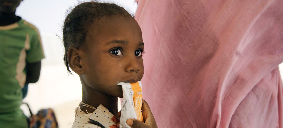 طفلة تتناول مادة مغذية مدعمة للوقاية من سوء التغذية، في مركز صحي في موريتانيا.
