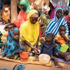 Une mère nourrit son enfant lors d'une séance de sensibilisation à la nutrition au Niger.