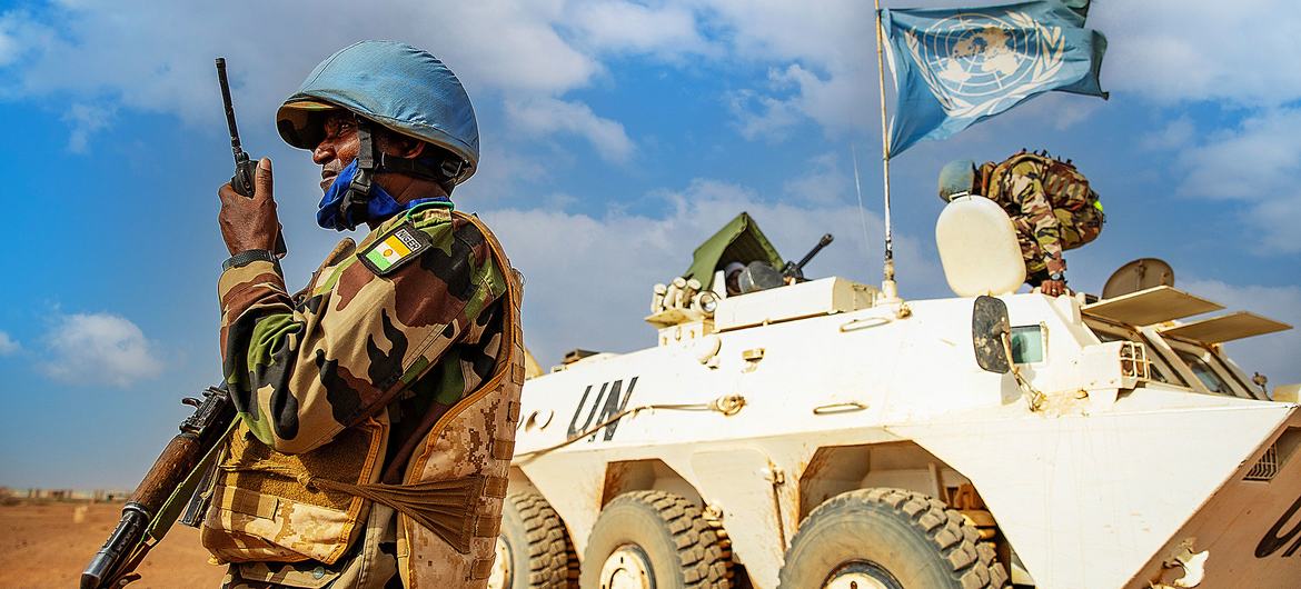 Efectivos de mantenimiento de la paz del contingente nigeriano de MINUSMA patrullan la región de Ménaka, en Mali.