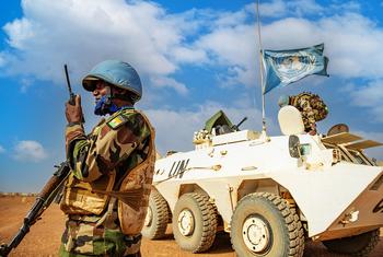 من الأرشيف: جنود حفظ سلام من الكتيبة النيجيرية التابعة لبعثة مينوسما يقومون بدوريات في منطقة ميناكا، مالي.