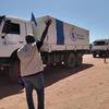 Des camions du PAM transportent des denrées alimentaires essentielles du Tchad au camp de ZamZam au Darfour.